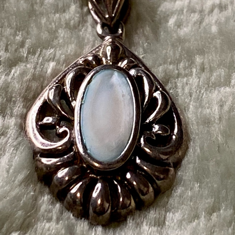 Vintage 3 piece Necklace/Earring Set with Pearlescent center stone - Picture 8 of 12